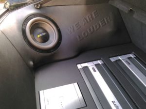 Car HiFi Einbaubeispiel Autoradio und Verstärker Audi Coupe