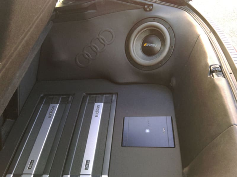Car HiFi Einbaubeispiel Autoradio und Verstärker Audi Coupe