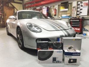 Porsche Cayman s Car-HiFi Einbaubeispiel Autoradio