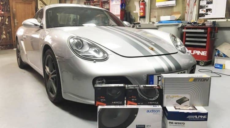 Porsche Cayman s Car-HiFi Einbaubeispiel Autoradio