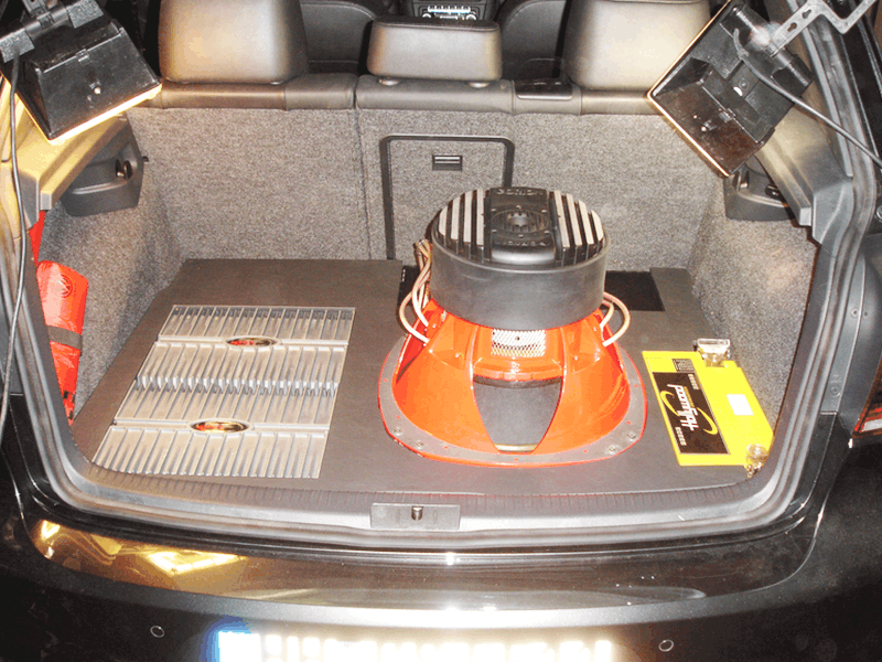 Auto HiFi Einbaubeispiel im VW Golf IV Variant