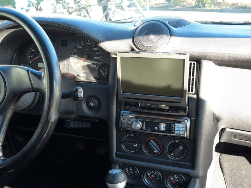 Car HiFi Einbaubeispiel Autoradio und Verstärker