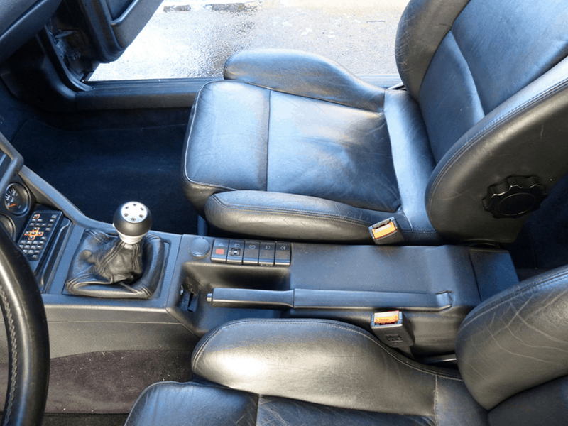 Car HiFi Einbaubeispiel Autoradio und Verstärker
