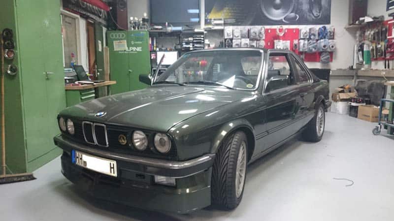 BMW E30 Car-HiFi Autoradio Einbaubeispiel