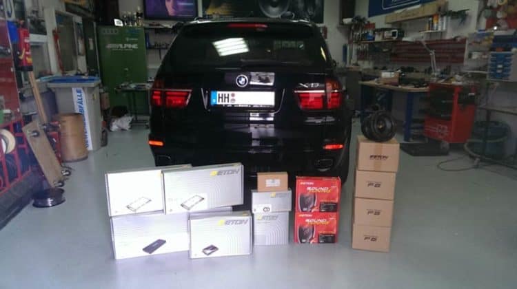 BMW X5 Car-HiFi Einbaubeispiel Autoradio